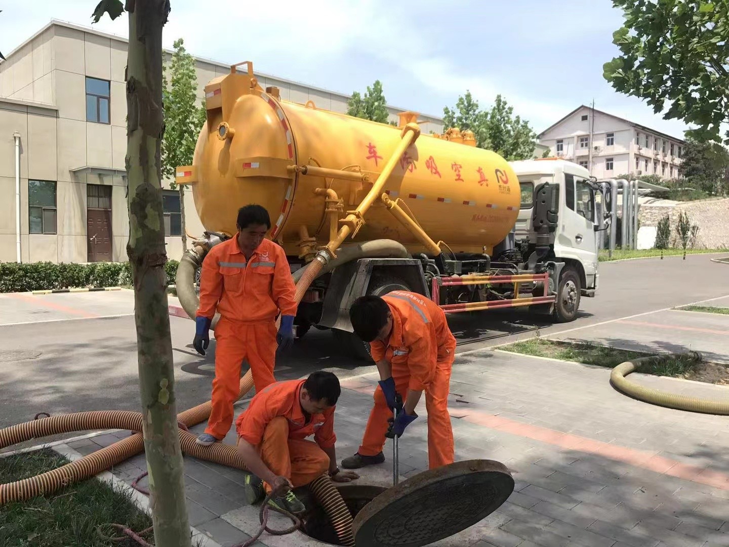平和化粪池清理与5-8吨吸粪车施工效率分析